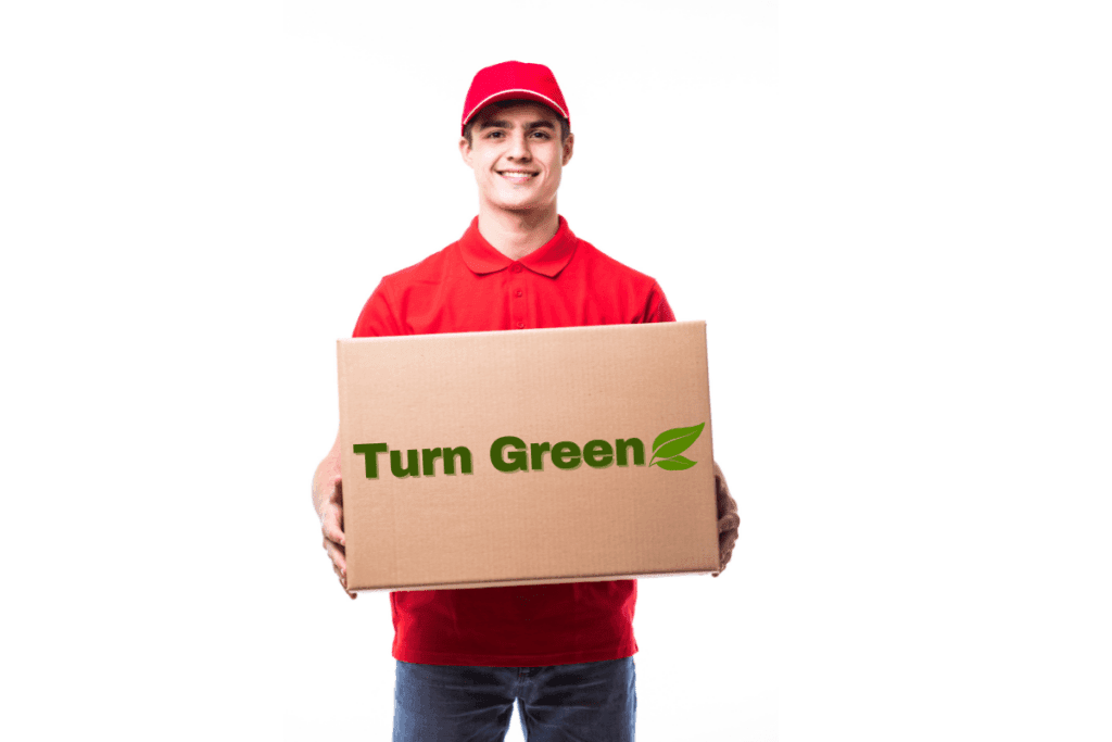 Person med ett paket från Turn Green AB