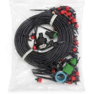 Bevattningssystem med slang, spridare och kopplingar i komplett kit på vit bakgrund
