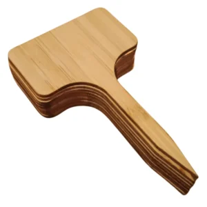 Flera bambuskyltar – Inomhus. En narbild pa flera bambuskyltar som ligger staplade. Bilden visar tydligt traets naturliga struktur och kvali