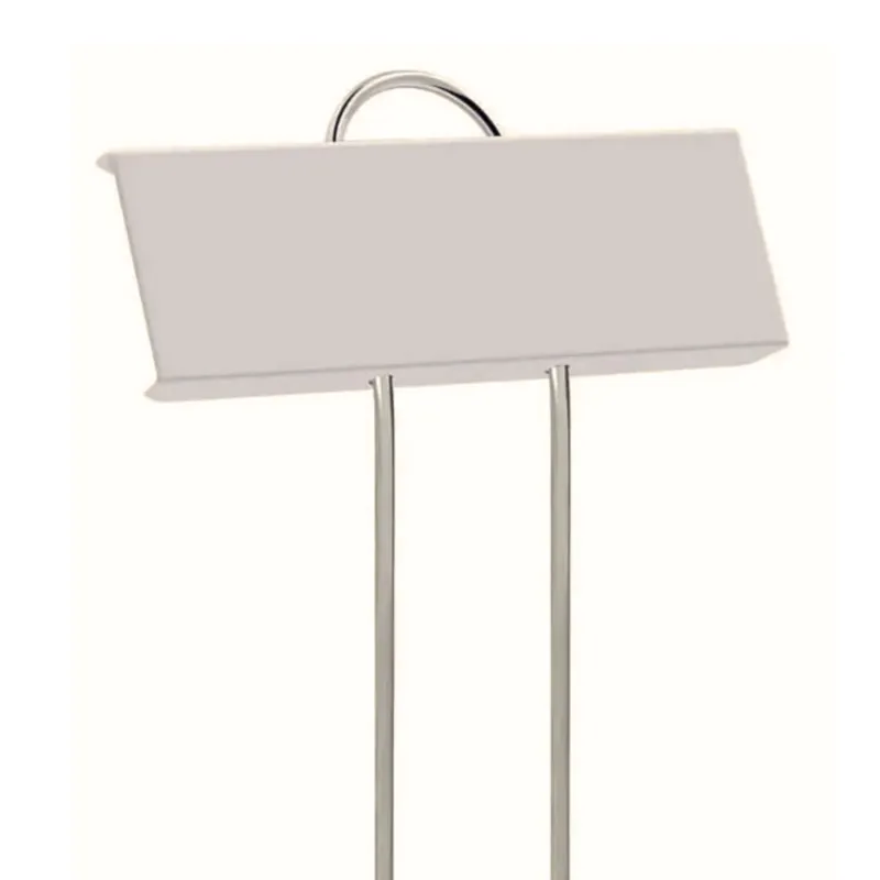 Flera tomma växtskyltar i metall, staplade tillsammans