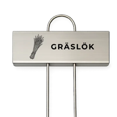Rostfri växtskylt med texten Gräslök och en graverad gräslöksillustration
