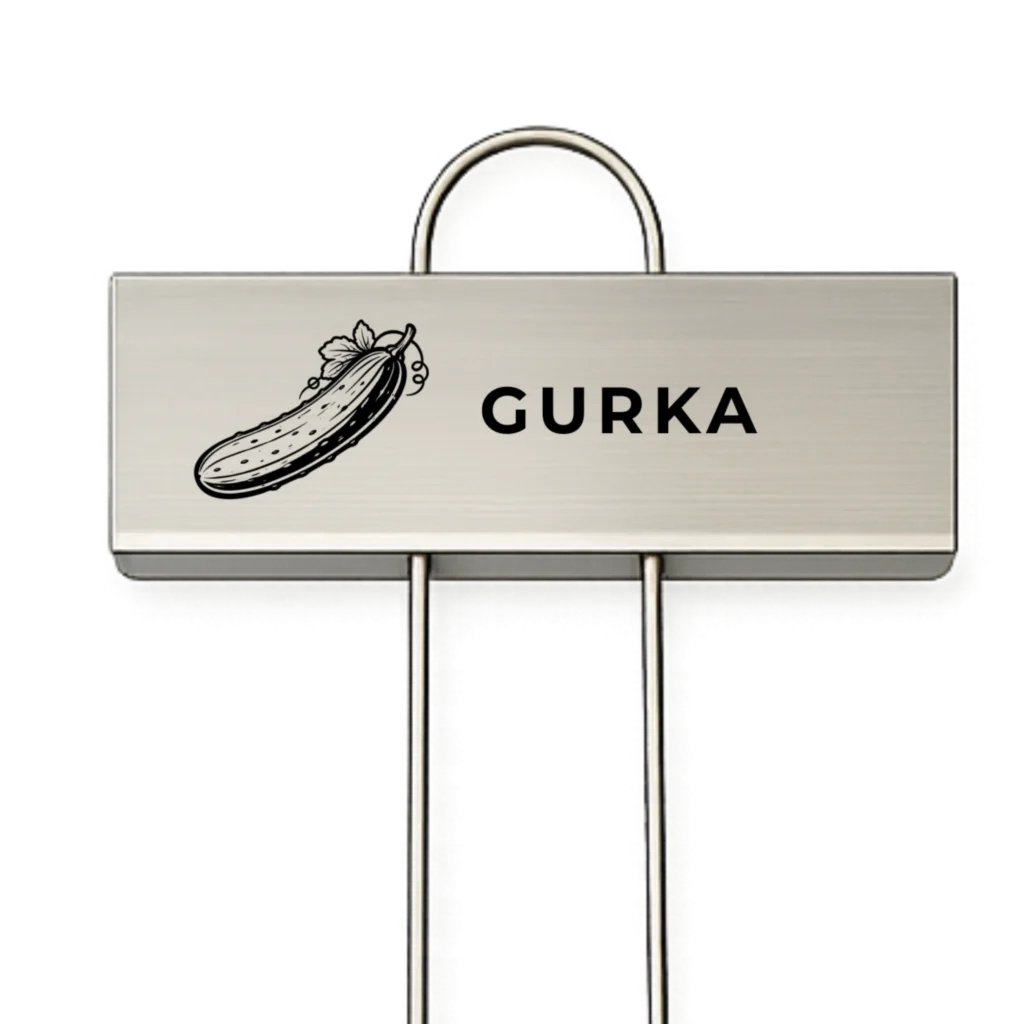 Rostfri växtskylt med texten Gurka och en graverad gurkillustration