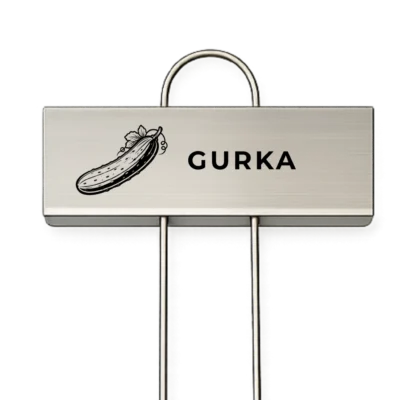 Rostfri växtskylt med texten Gurka och en graverad gurkillustration